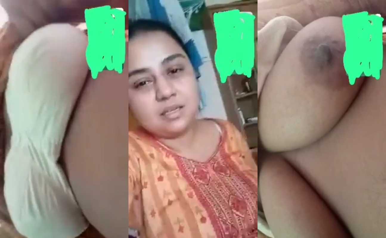 Bhabi Showing Her Bigboobs